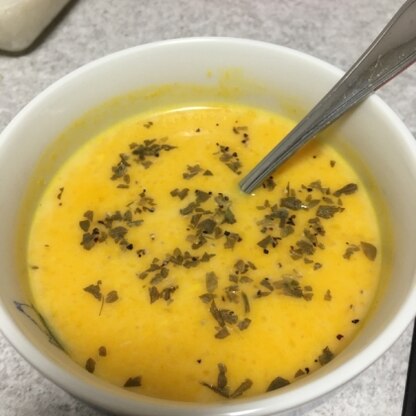 ミキサーの蓋が割れてしまったので味噌こしきで頑張りました笑 甘くないかぼちゃスープのレシピを探していて、調度いい味付けで美味しかったです(^^)